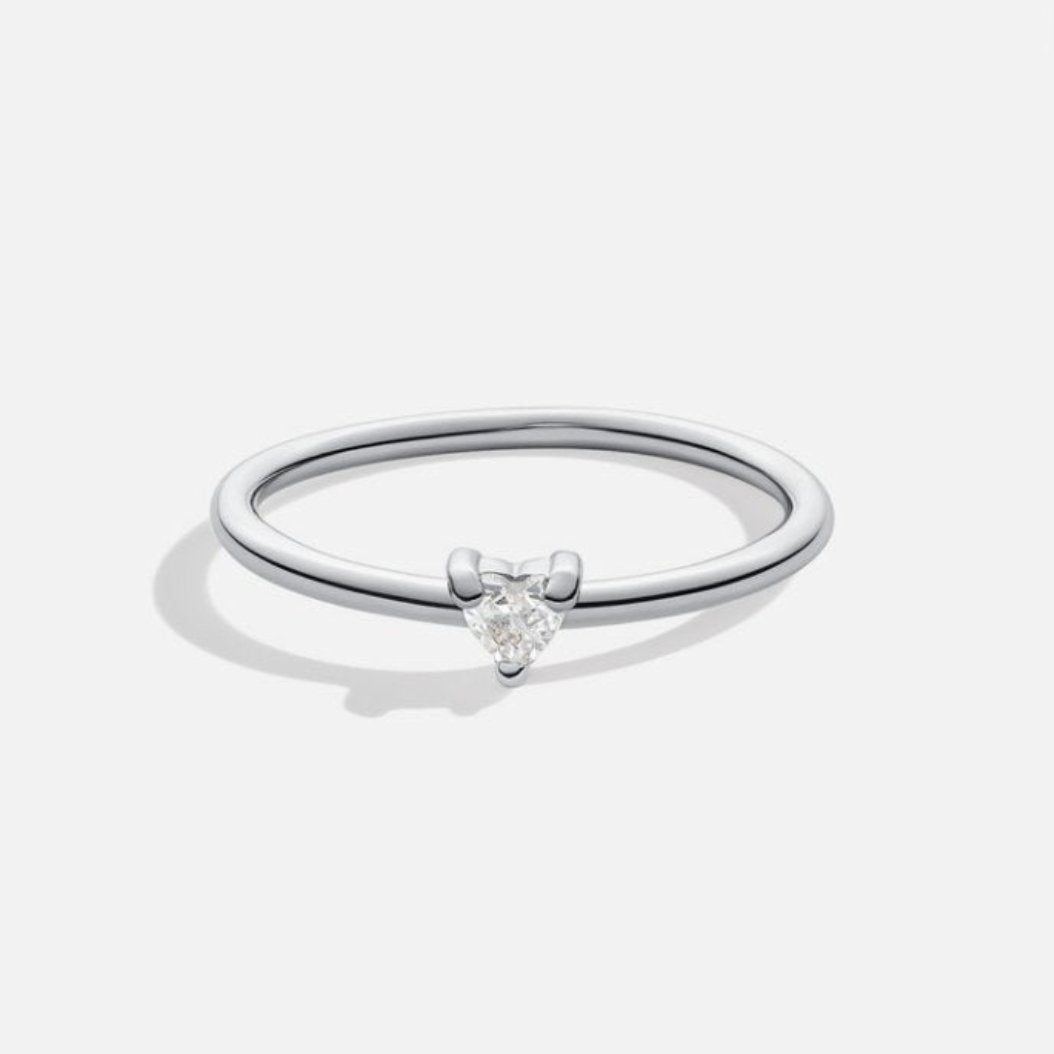 Carlotta – Anello sottile in argento con linea delicata
