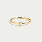 Leonie – Un semplice anello d’oro con una superficie liscia.