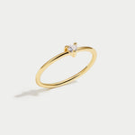 Leonie – Un semplice anello d’oro con una superficie liscia.