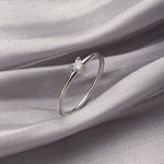 Carlotta – Anello sottile in argento con linea delicata