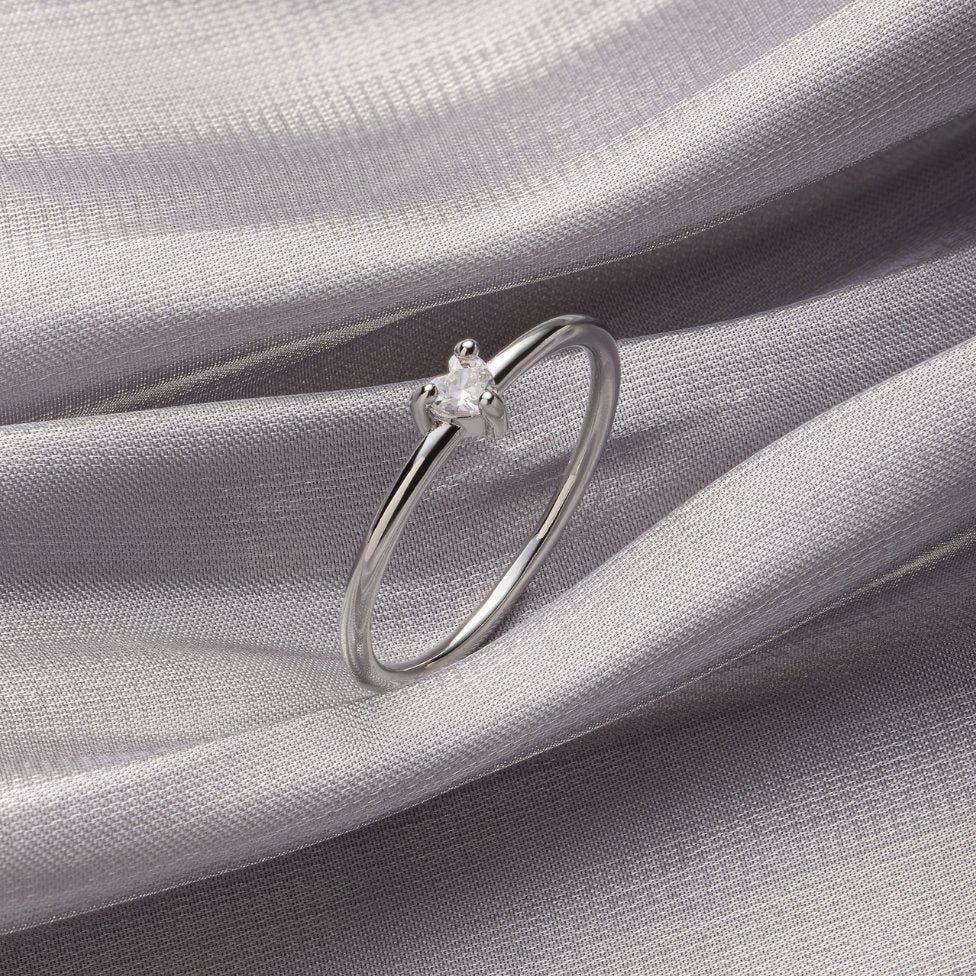 Carlotta – Anello sottile in argento con linea delicata
