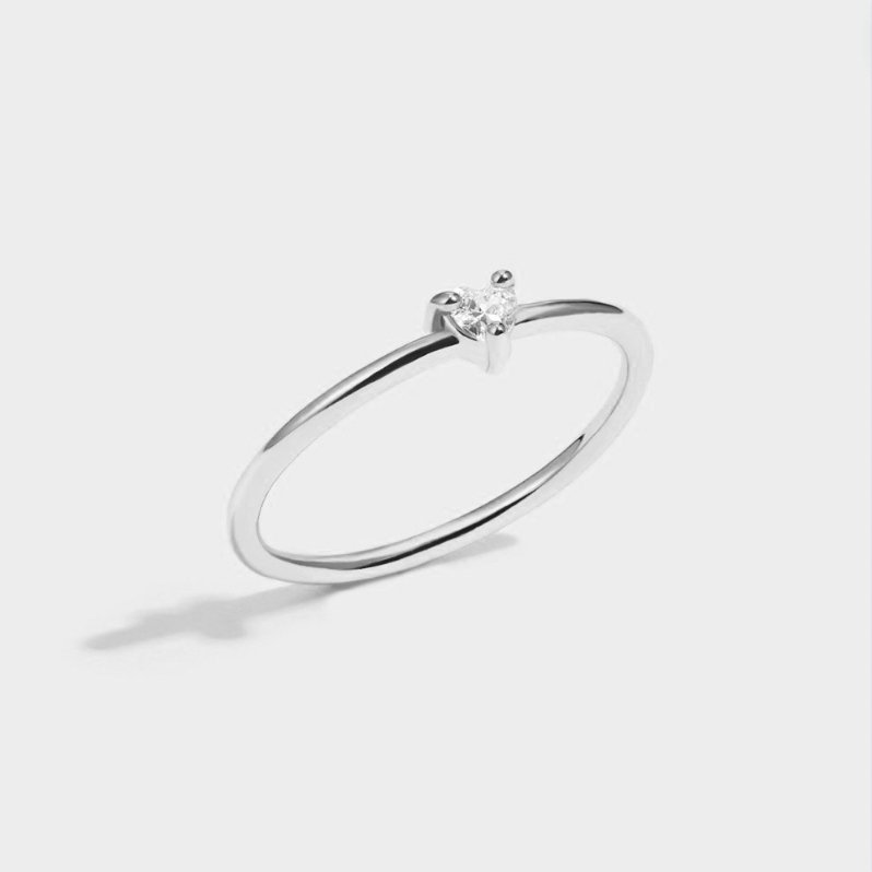 Carlotta – Anello sottile in argento con linea delicata