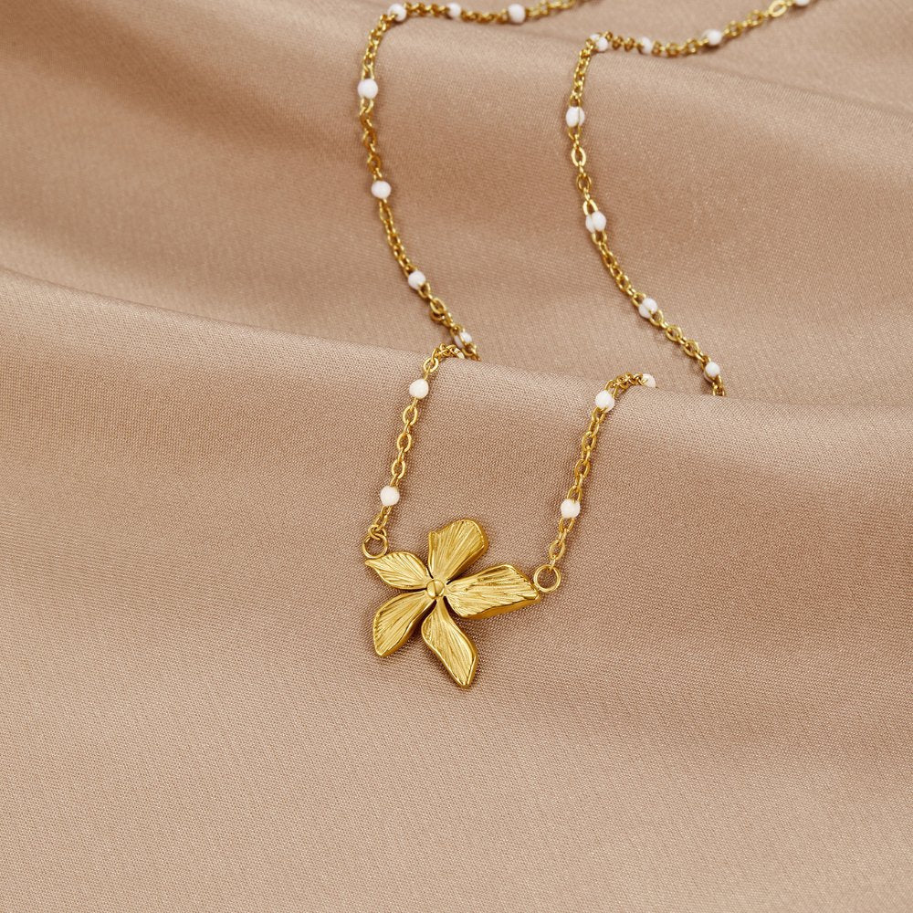 Felicia – Collana dorata con pendente ovale