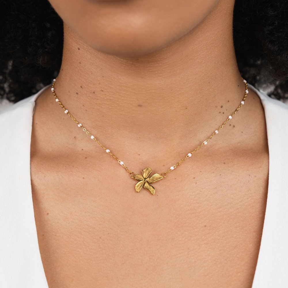 Felicia – Collana dorata con pendente ovale
