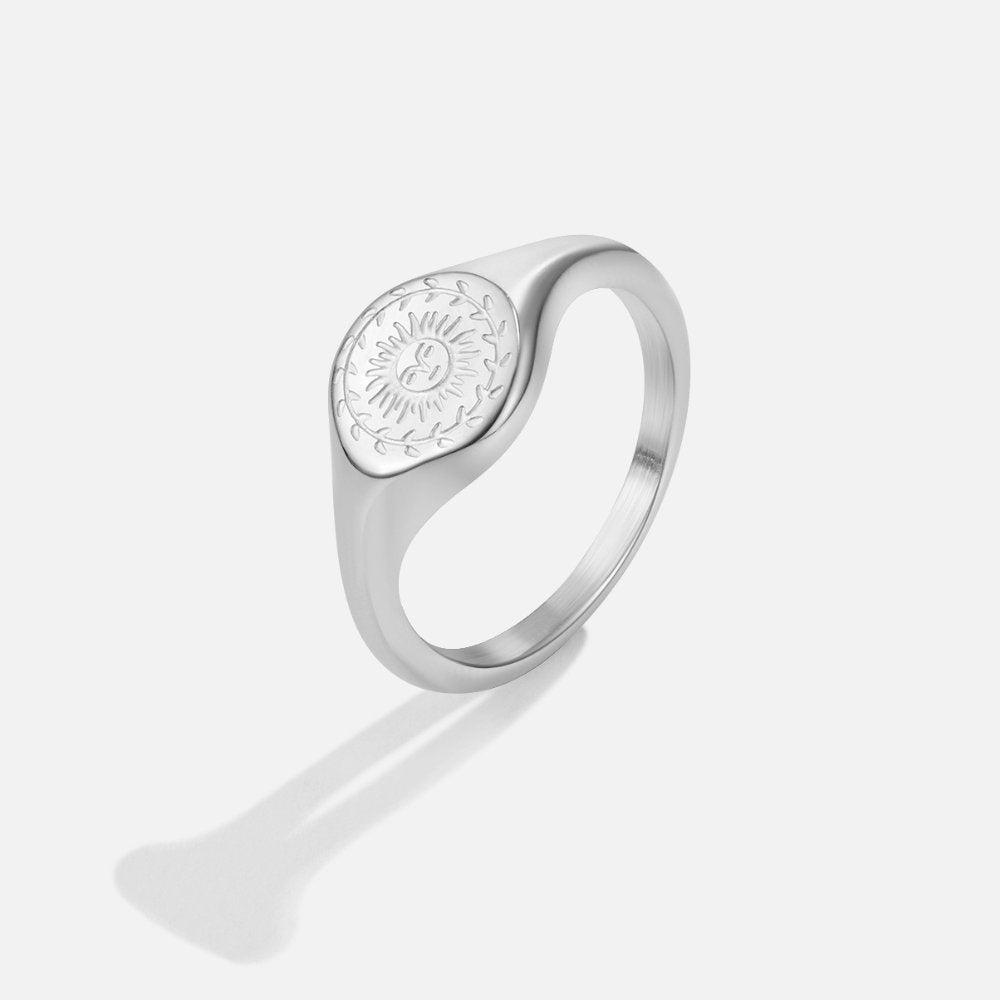 Rosa – Anello in argento con accento floreale