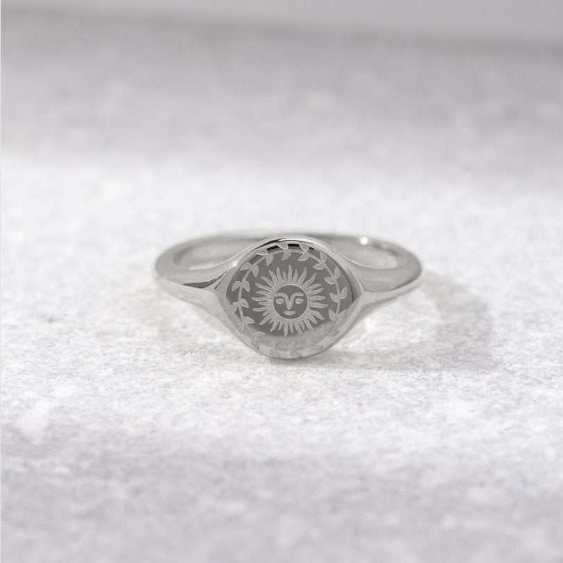 Rosa – Anello in argento con accento floreale