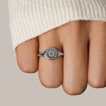 Rosa – Anello in argento con accento floreale
