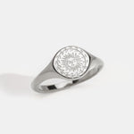 Rosa – Anello in argento con accento floreale