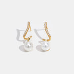 Orecchini in argento con struttura a goccia trasparente.