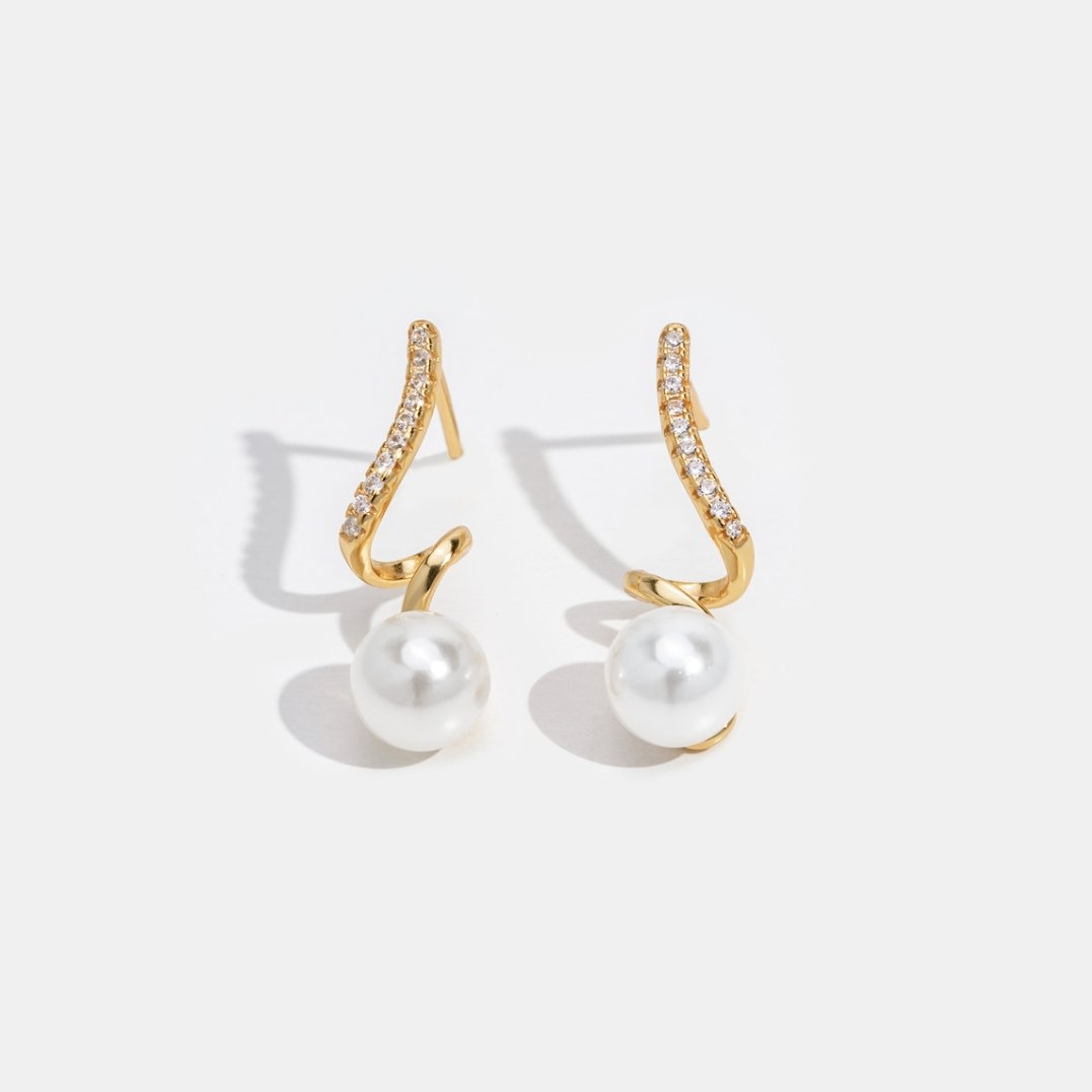Orecchini in argento con struttura a goccia trasparente.