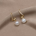 Orecchini in argento con struttura a goccia trasparente.