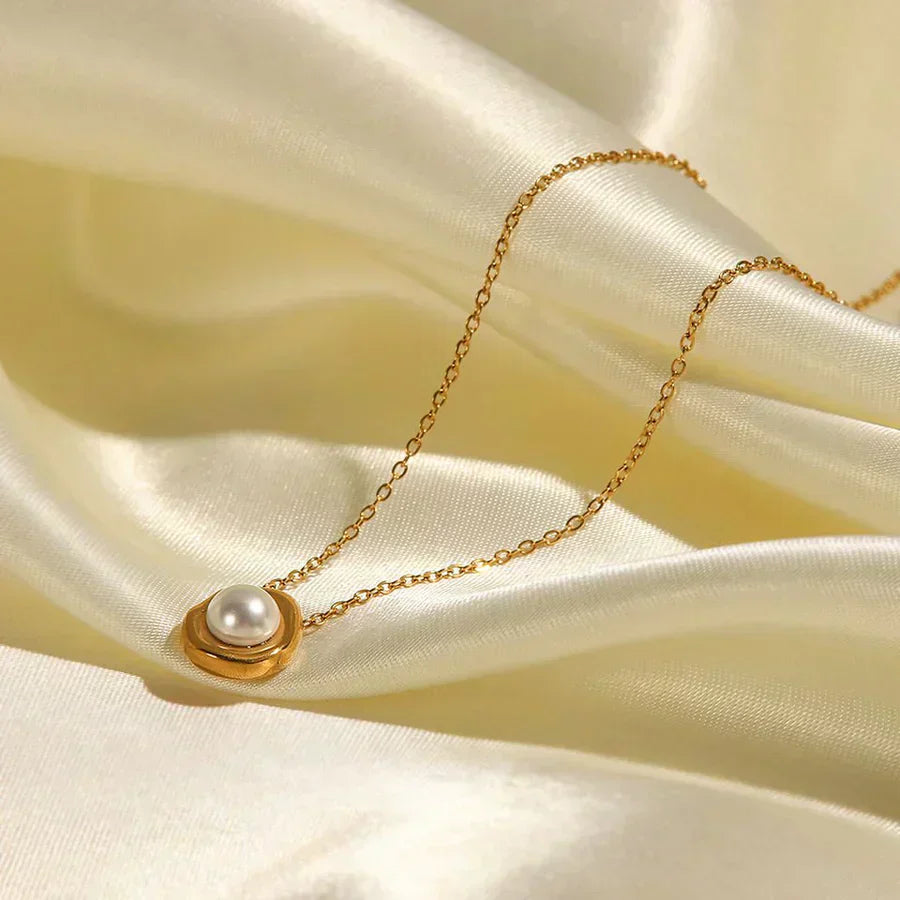 Melina – Collana dorata con medaglione ovale