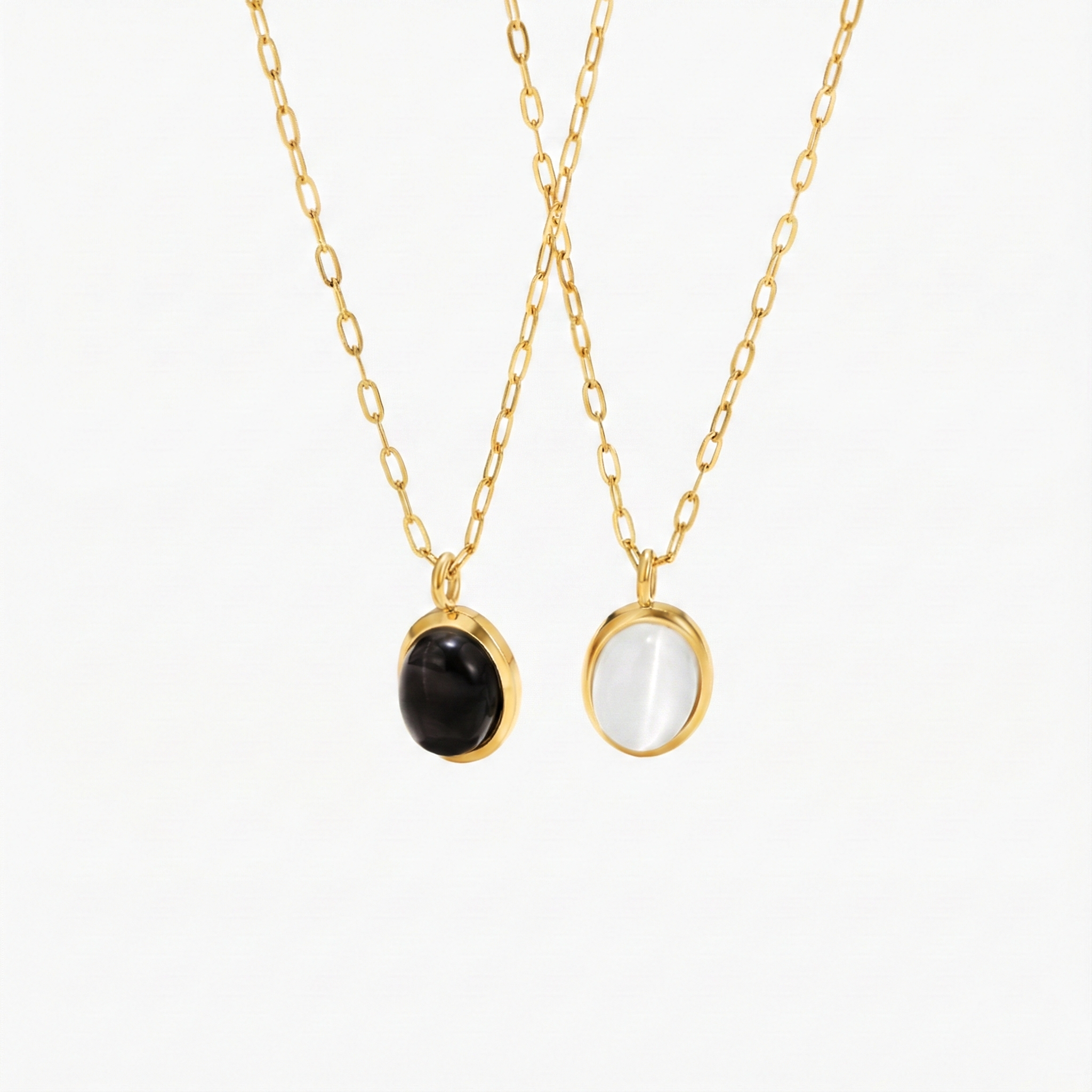 Veronika – Collana doppia in oro con dettagli neri.
