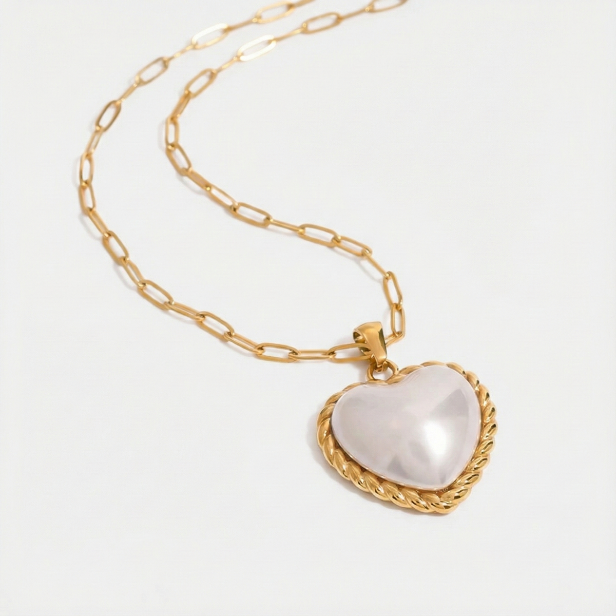 Viktorie – Collana in oro con un elegante pendente.
