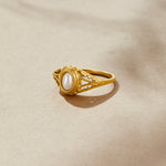 Nora – Anello in oro con linea curva.