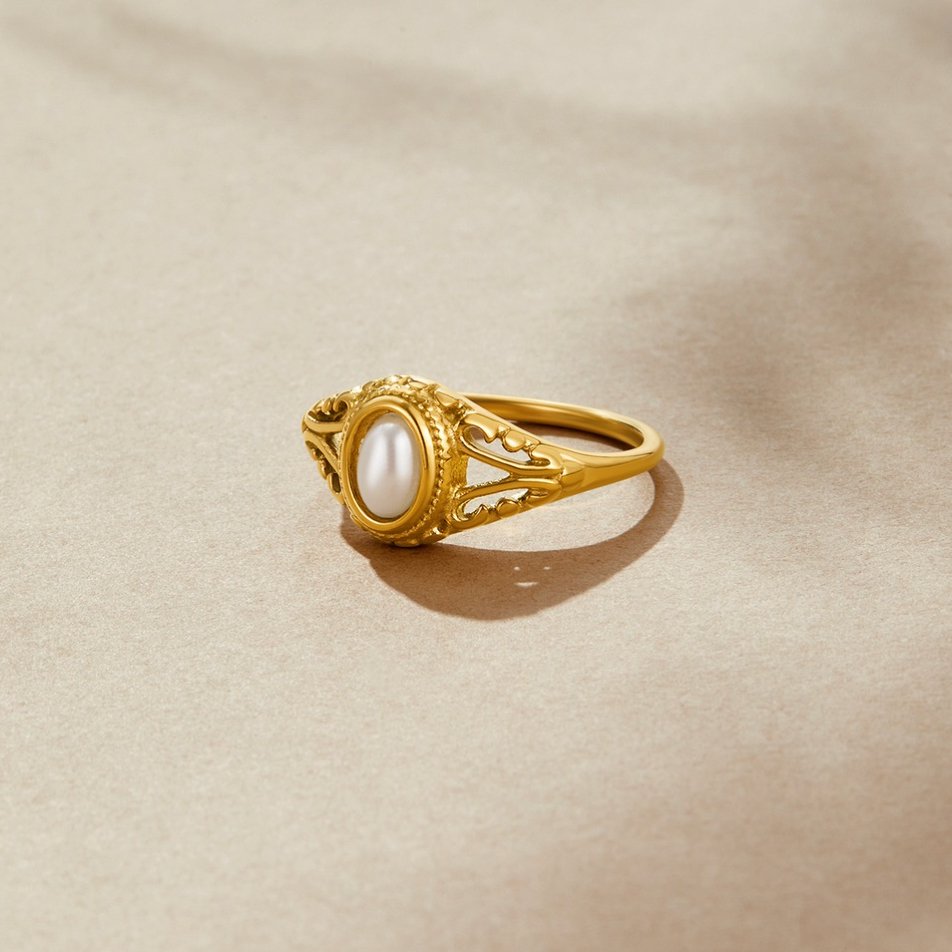 Nora – Anello in oro con linea curva.