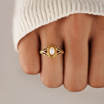 Nora – Anello in oro con linea curva.