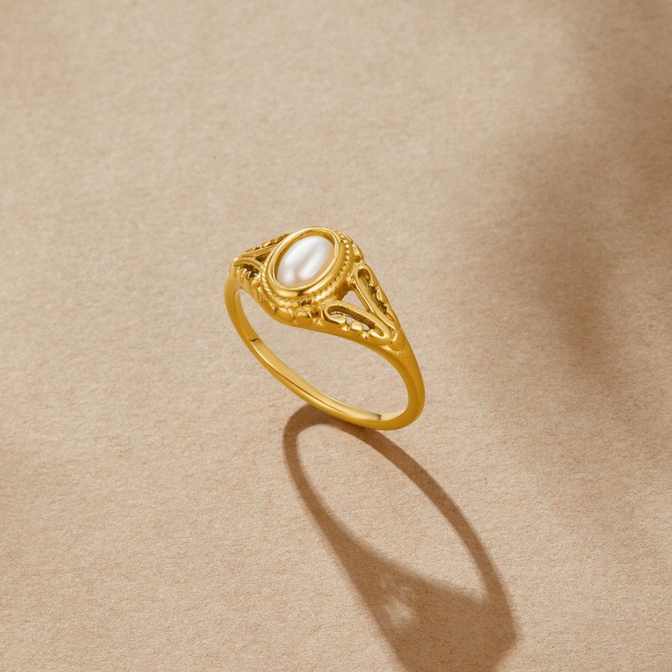 Nora – Anello in oro con linea curva.