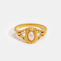 Nora – Anello in oro con linea curva.