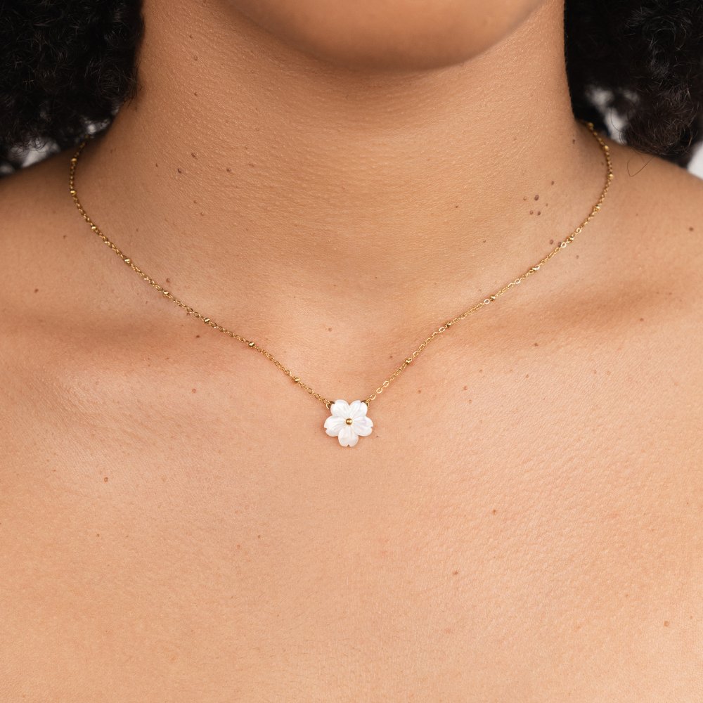Annemarie – Collana dorata con medaglione floreale
