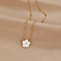 Alena – Collana in oro con pendente a forma di fiore.
