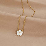 Alena – Collana in oro con pendente a forma di fiore.