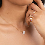 Alena – Collana in oro con pendente a forma di fiore.