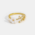 Miriam – Anello di fidanzamento con decorazione floreale bianca.