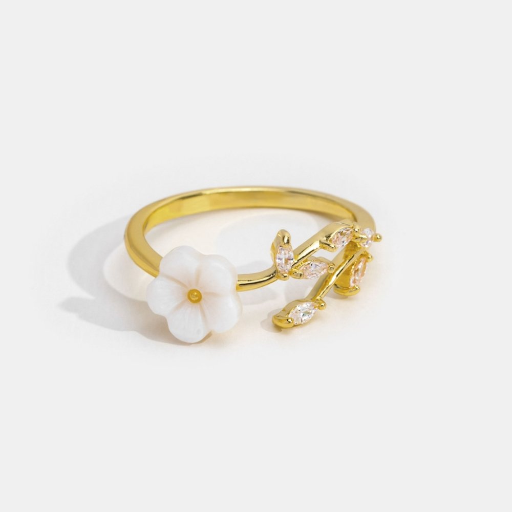 Miriam – Anello di fidanzamento con decorazione floreale bianca.
