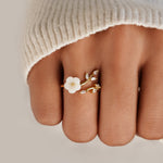 Miriam – Anello di fidanzamento con decorazione floreale bianca.