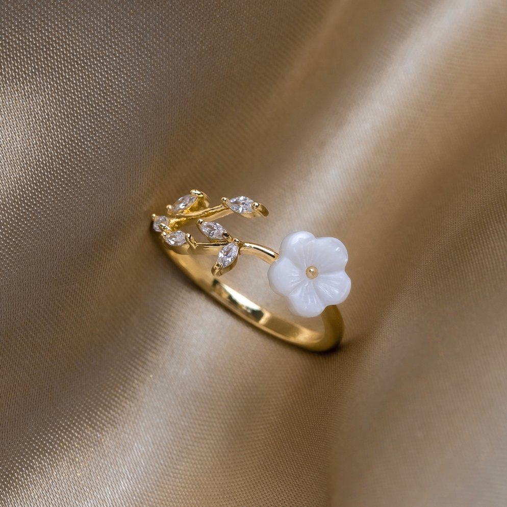 Miriam – Anello di fidanzamento con decorazione floreale bianca.