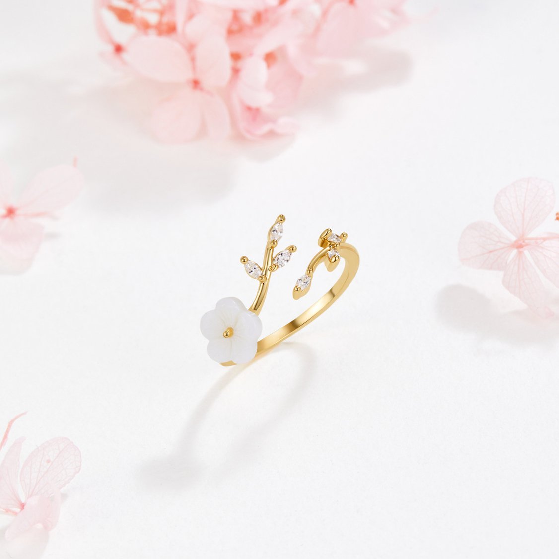 Miriam – Anello di fidanzamento con decorazione floreale bianca.