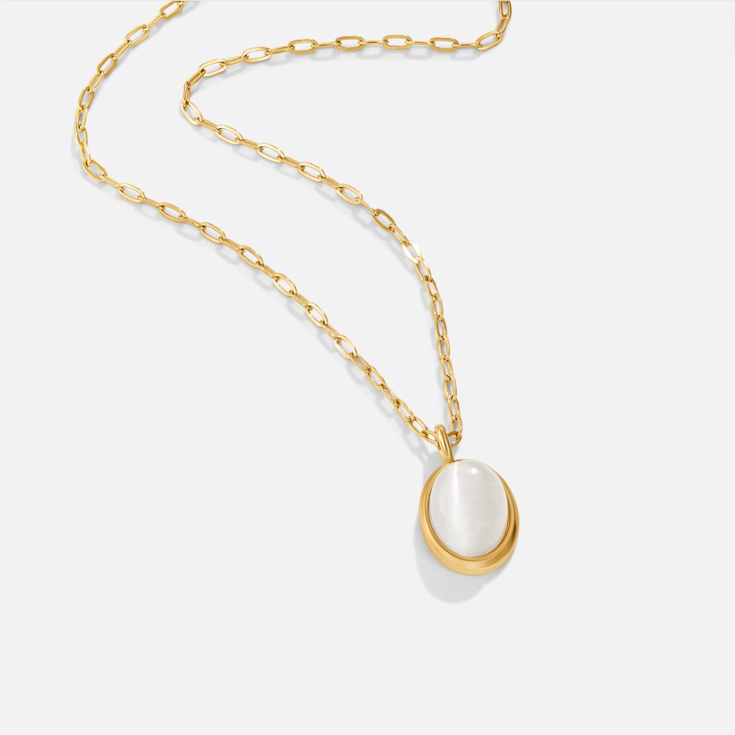 Veronika – Collana doppia in oro con dettagli neri.