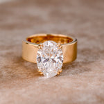 Lara – Anello solitario con pietra rotonda in oro.