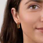 Karolína – Orecchini in oro con mix geometrico.
