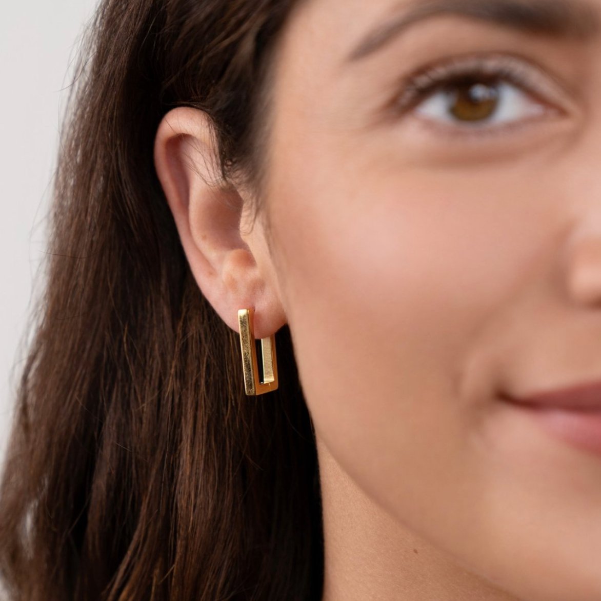 Karolína – Orecchini in oro con mix geometrico.