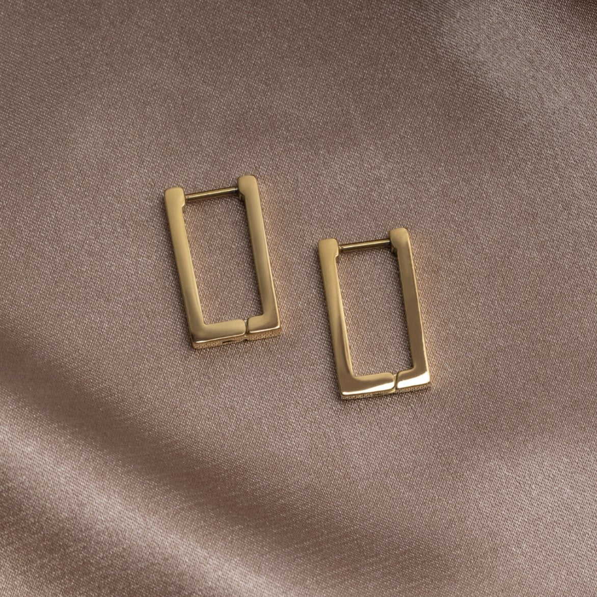 Karolína – Orecchini in oro con mix geometrico.