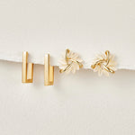 Karolína – Orecchini in oro con mix geometrico.