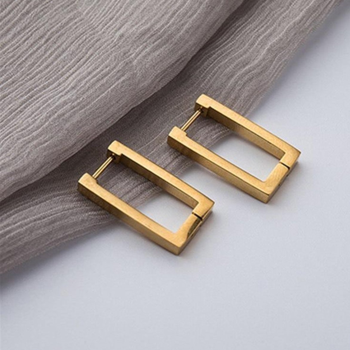 Karolína – Orecchini in oro con mix geometrico.