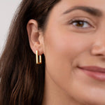 Karolína – Orecchini in oro con mix geometrico.